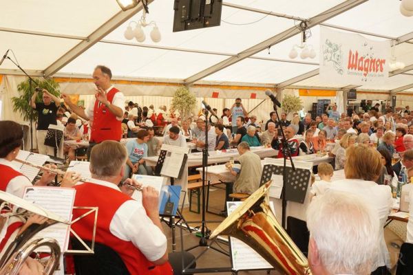 Der Komponist Thomas Scheibel dirigiert persönlich die Uraufführung des Marsches "Waldshuter Wasserspiele"